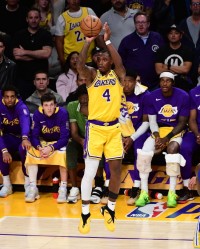  湖人险胜勇士，晋级总决赛在望  