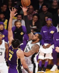  詹姆斯三双助湖人险胜马刺  