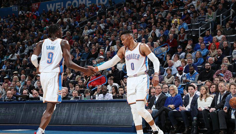  班凯罗全能数据领航，魔术爆冷终结雄鹿连胜